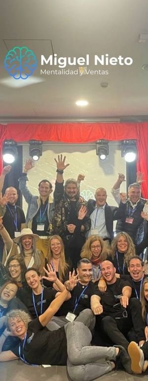 grupo de personas posando para fotógrafa en pagina Programas Ventas Digitales Pontevedra